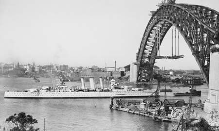HMAS_Canberra_sailing_into_Sydney_Harbour_in_1930